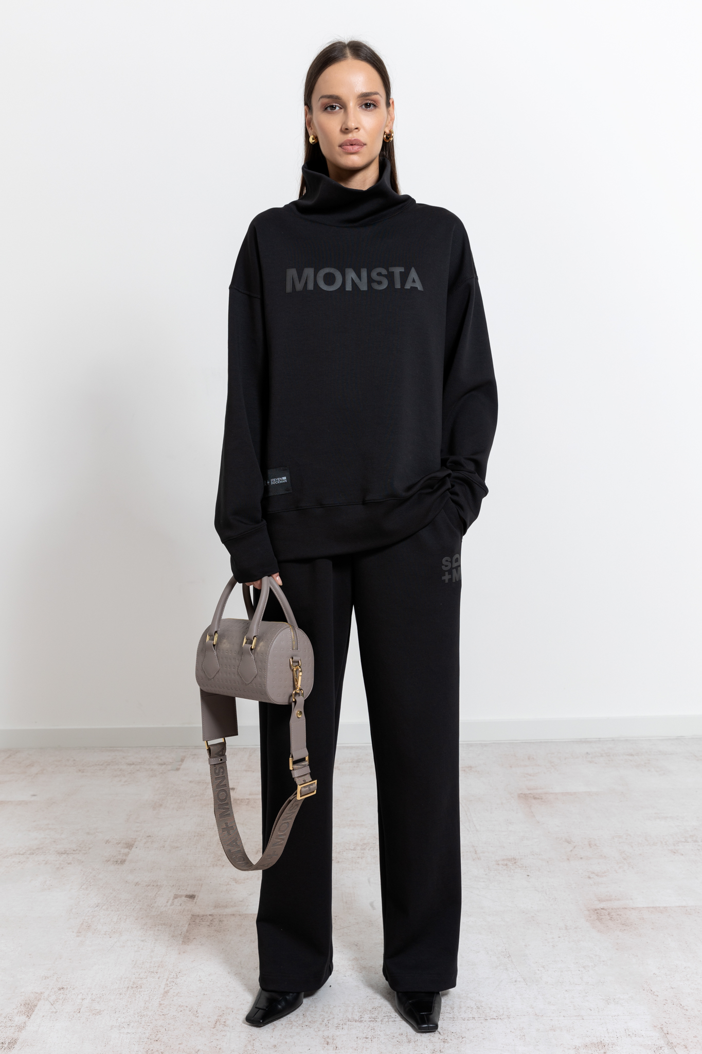 MONSTA black tracksuit woman